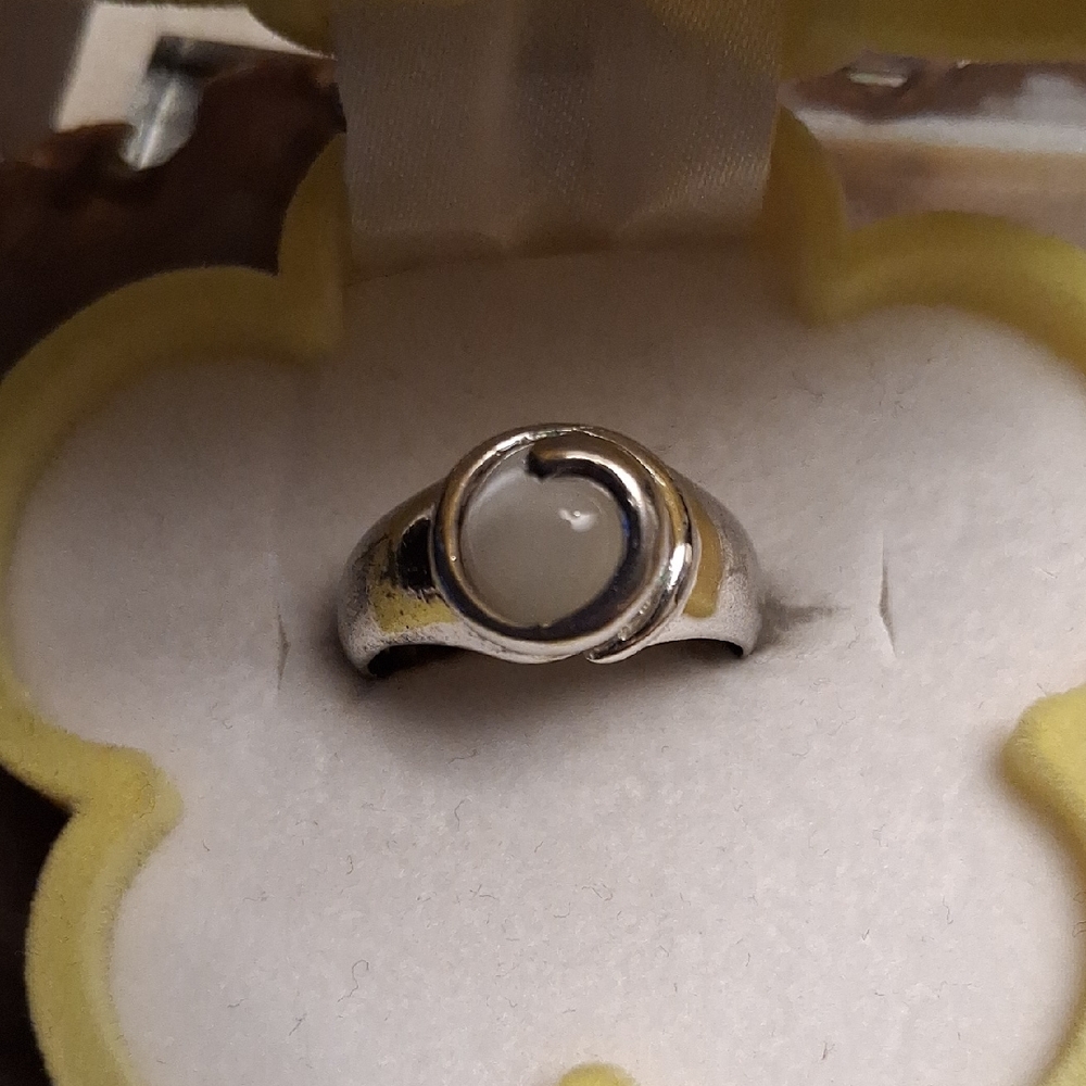 Elegant Silver and White Women's Ring